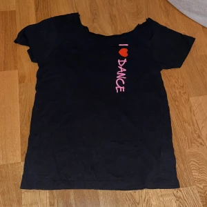 Snygg teöja - Så snygg avklippt off-shoulder tröja