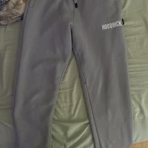 Hoodrich byxor  - Säljer ett par hoodrich byxor Ny skick för dom passade inte mig Pris kan diskuteras 