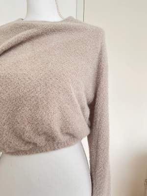 En fin skön stickad tröja från Gina tricot. Använd två gånger med är tvättad. Superskön och mysig. 