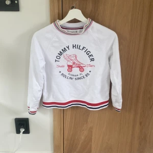 Tommy Hilfiger tröja - En fin Tommy Hilfiger tröja i storlek 152. Jag säljer denna för behov av pengar så det är inget fel på tröjan. Den är i fint skick, inga håll och inga smuts fläckar någon stans. 