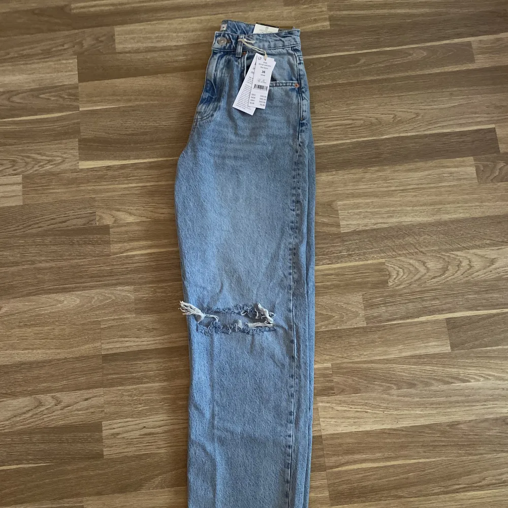 Jag säljer ett par helt oanvända jeans från Gina tricot i modellen high waist 90s jeans😍Nypris 599, säljer för 249. Jeans & Byxor.