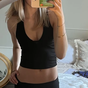 Svart topp - Svart topp med knytning i nacken💗🫶