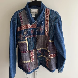 Vintage bohemisk jeansjacka - Superfin vintage jeansjacka, inköpt på beyond retro 🌺🪻✨I storlek Large.