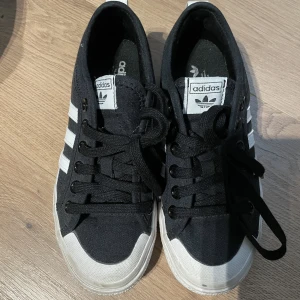 Adidas sneakers storlek 37 - Använda några gånger, fint skick storlek 37