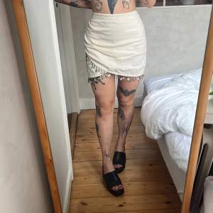Fin kjol från Zara med snäckor(?) Strl S lapp kvar 