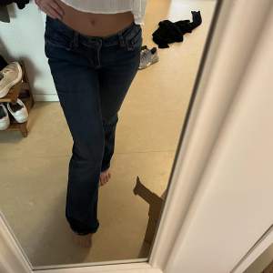 Lågmidjade bootcut jeans i mörkblå färg. Från Zara. Slutsålda på hemsidan. Aldrig använda, som nya!! Storlek 36