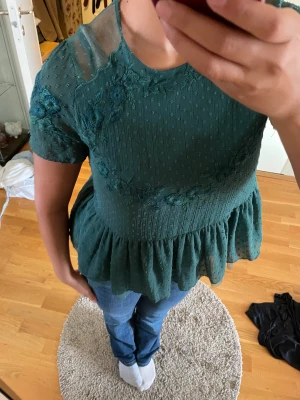 Grön topp med spets detaljer  - Sjukt snygg, aldrig använd