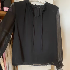 Svart blus - Säljer denna jättefina svarta blus ifrån only! Aldrig andvänd!