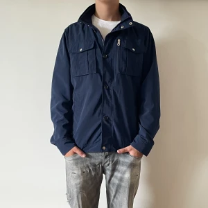 J.Lindeberg Jacka  - J.Lindeberg jacka - Storlek XL - varan är i jätte fint skick - modellen är 188cm och 83 kg - vid frågor eller funderingar är det bara att skriva!🙌