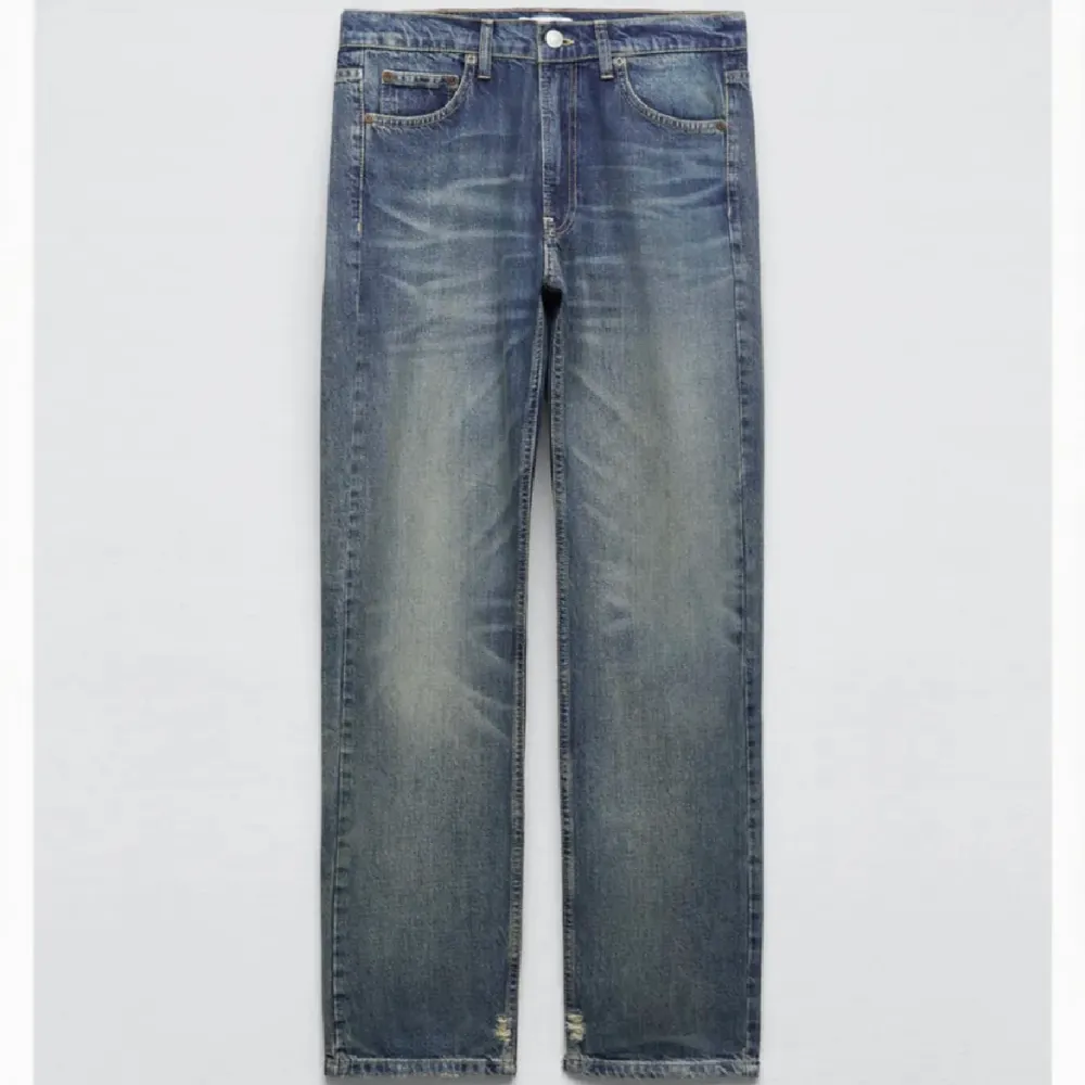 Perfekt skick, använd flera gånger  Midjemåttet är 35cm och innerbenslängden är 78cm. Jeans & Byxor.
