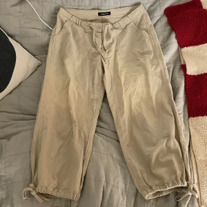 Lowrise trekvartslånga byxor  - Jättefina vintage från Only