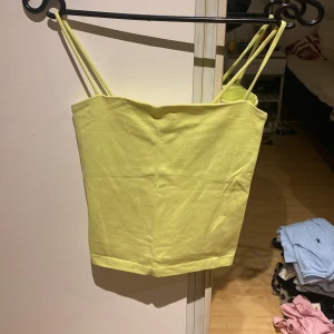 Grönt linne - Grönt linne med spaghettistraps från Gina Tricot, storlek XS