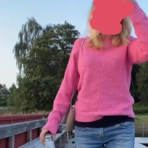 Tjocktröja  - Super snygg rosa tjocktröja från vero moda i ny skick💕 storlek S💕 perfekt nu till hösten💕 nypris 250kr 