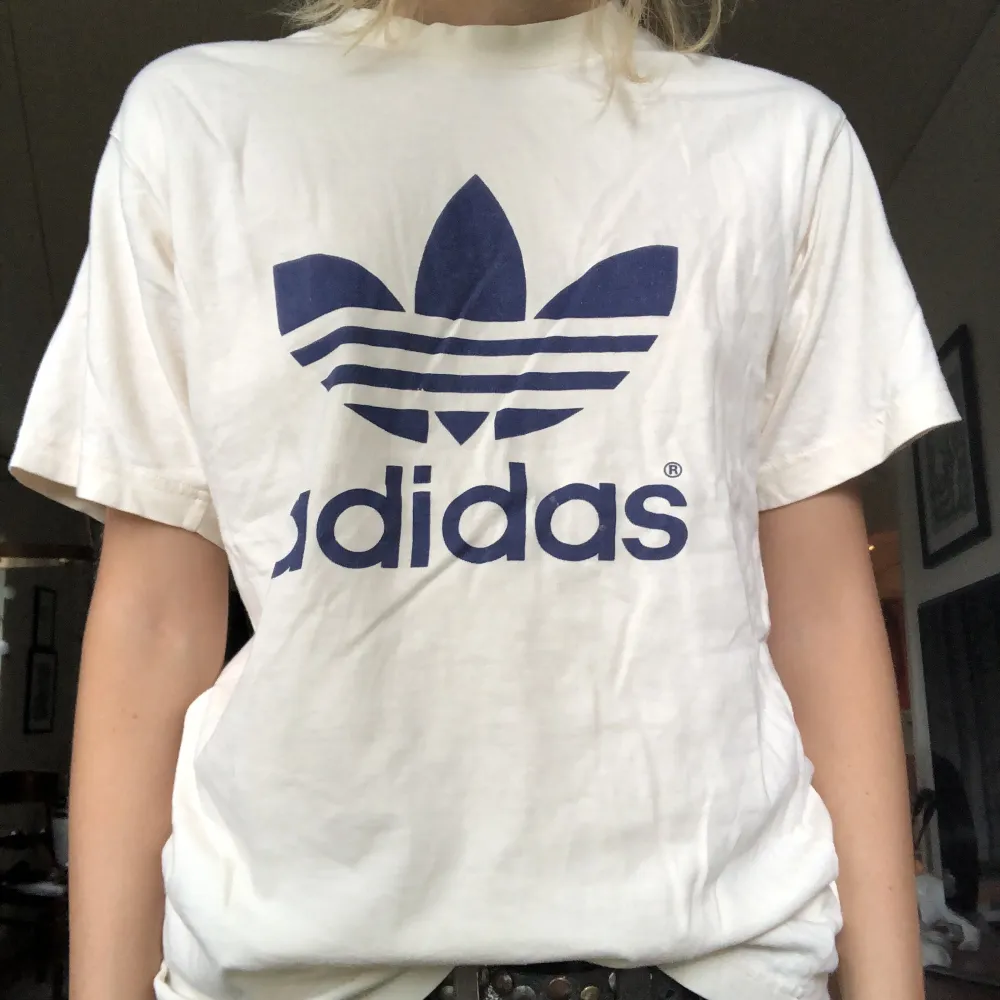 Adidas T shirt i storlek M. Fint skick.. T-shirts.