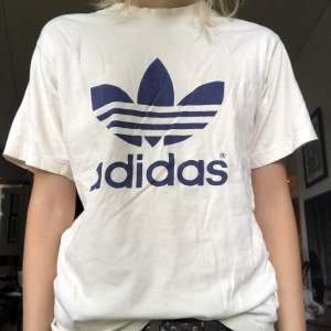 Adidas T shirt i storlek M. Fint skick.