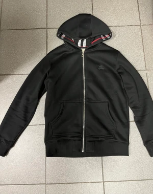 Burberry Zip Hoodie  - En burberry zip hoodie som jag fick i present för två år sedan, den har använts ett par gånger men den är fortfarande fräsch. Det ända är att zippern är lite konstig där den ibland kan vara lite knepig men annars är allt bra.  Pris kan diskuteras!