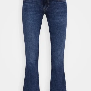 NEW PIMLICO - Flared jeans - de supersnygga populära lågmidjade pepe jeansen, ofta varit slutsålda på zalando på senaste💕helt oanvända men lappar kvar då jag glömde skicka tillbaka de. storlek 27x32 och nypris 999kr, egna bilder kan självklart tas💕