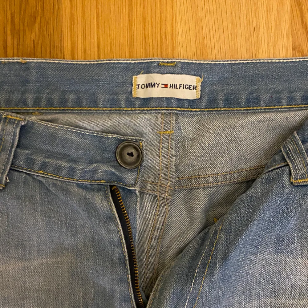 Vintage Tommy hilfiger jeans, inte mycket tecken på användning men knappen är utbytt.. Jeans & Byxor.