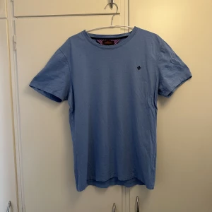 Morris t-shirt - Morris t-shirt. Använt skick men är inte trasig och har inte några hål eller så. Fin ljusblå färg. Storlek M men jag tycker nog den sitter lite mindre som M/S 
