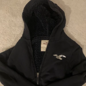 Zip up hoodie! - En super söt zip upp med lurv i sig från hollister, säljer pga kommer inte till användning längre!