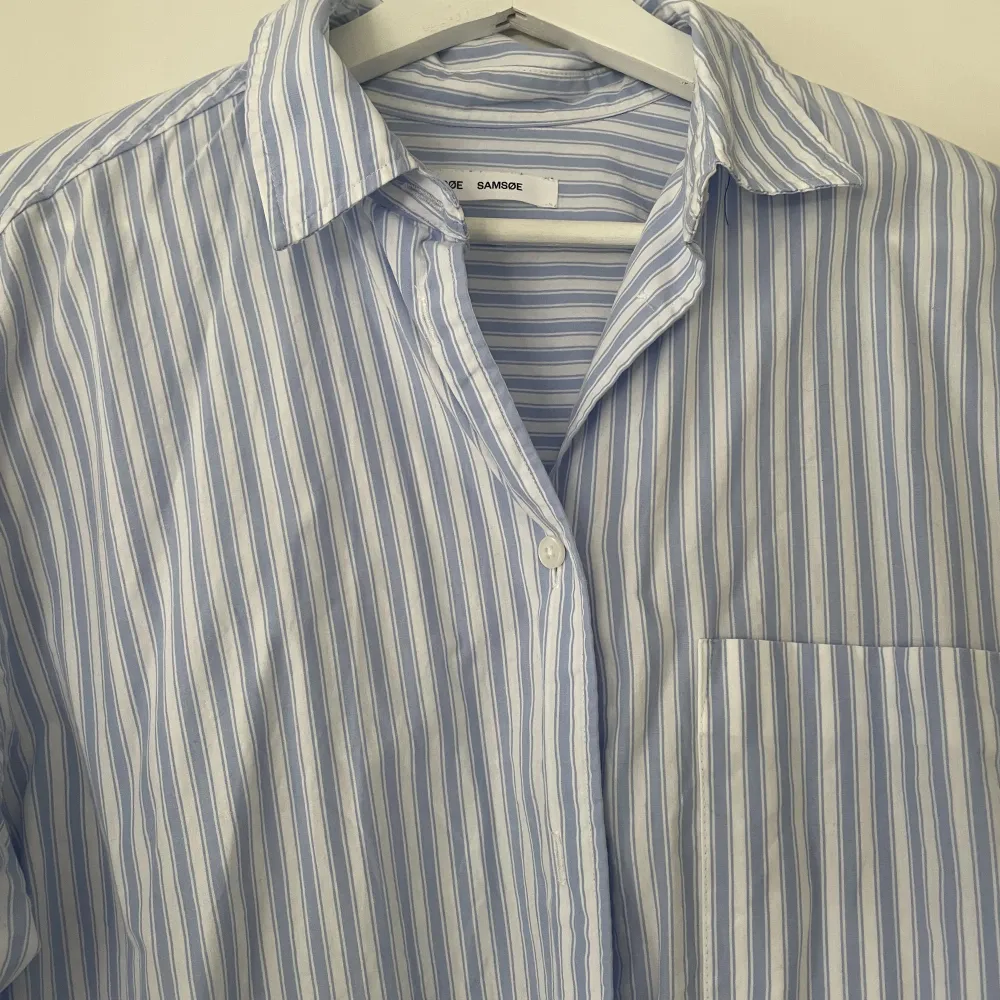 oversized samsøe samsøe skjorta, väldigt bra skick köpt i november förra året. Originalpris 1200kr köpare står för frakt . Skjortor.
