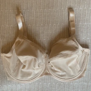 Skön bh med bra support  - Fin bh i gott skick. Full cup, ordentlig support och extra stöd i sidorna.