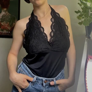 Backless topp - Second köpt i usa😇skulle säga att den är M, trots att jag är S så sitter den lite stort på längden. Den är small men stretchig så passar de flesta på längden   