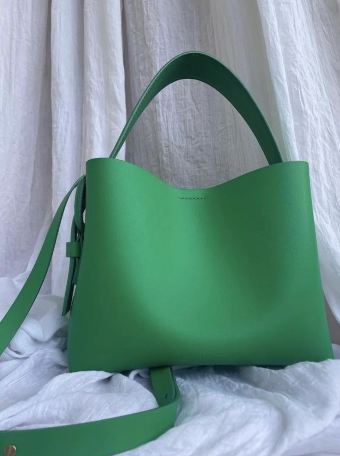 Arket stora crossbody grön väska 23 cm