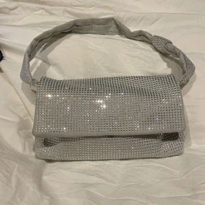 Väska - Perfekta väskan för en utgång eller middag! Endast använd en gång så den är i nyskick😍