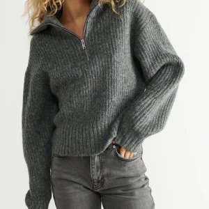 Stickad tröja  - Slutsåld stickad tröja med en polo krage ungefär, bra skick❤️från gina ❤️