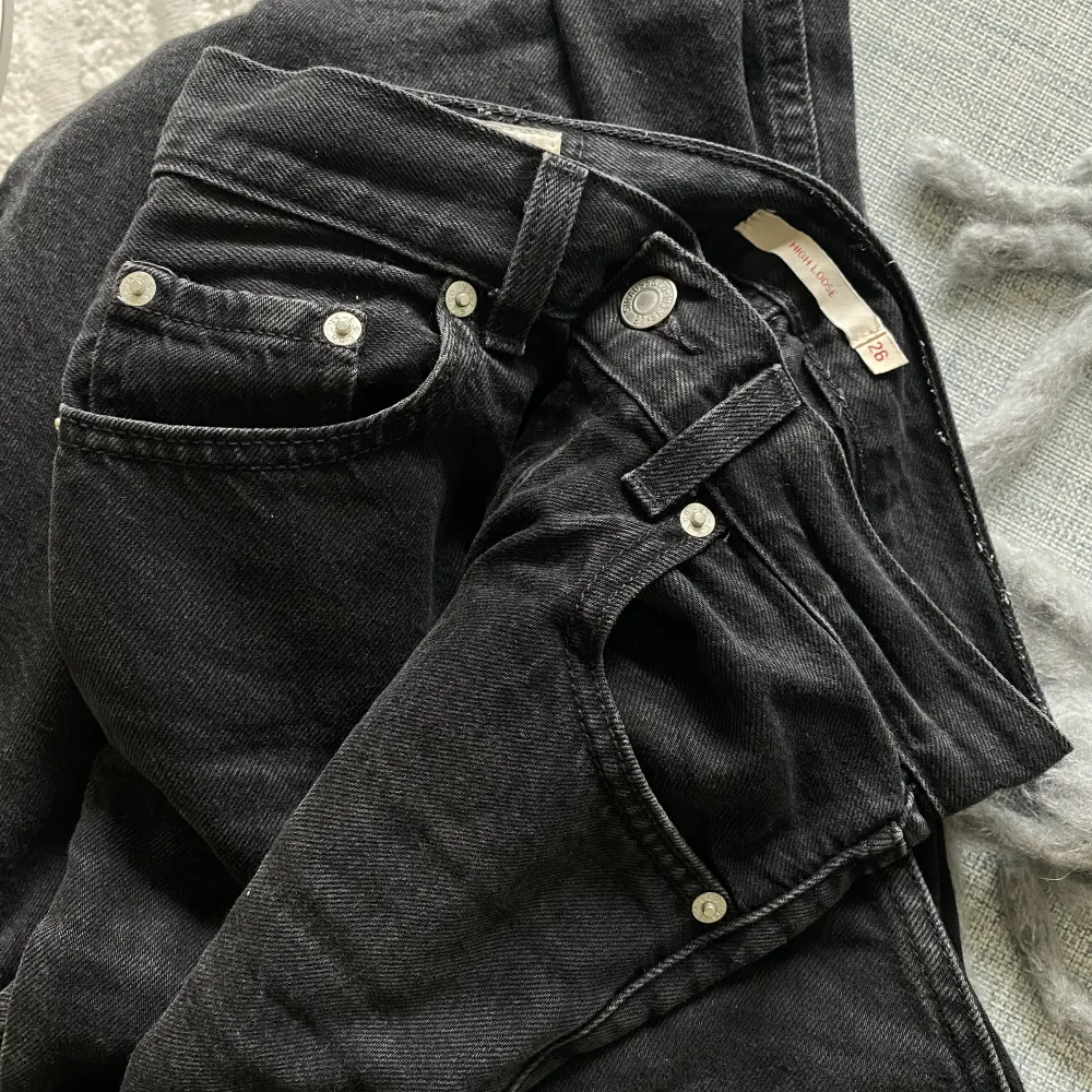 Säljer mina Levi’s jeans som är i ett fint skick. Perfekt svart/grå färg!!. Jeans & Byxor.