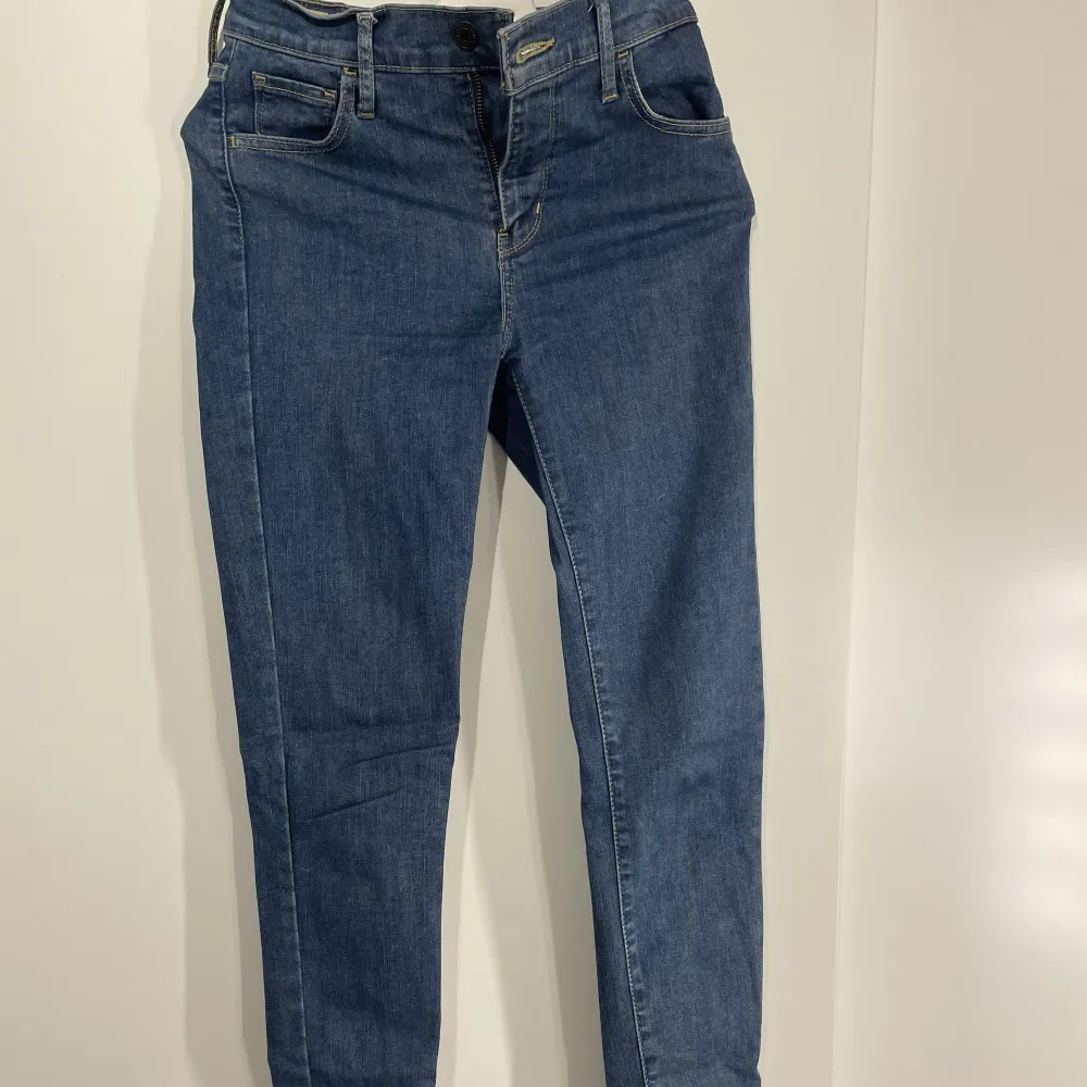 Säljer dessa Levis jeans då de inte kommer till användning längre. Använd fåtal gånger så mycket bra skick. Storlek 26. Köparen står för frakten . Jeans & Byxor.