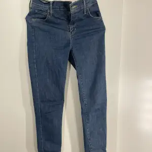 Säljer dessa Levis jeans då de inte kommer till användning längre. Använd fåtal gånger så mycket bra skick. Storlek 26. Köparen står för frakten 