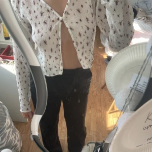 kofta - blommig kofta ifrån ett märke som heter daizy. aldrig använd så i väldigt fint skick!💘