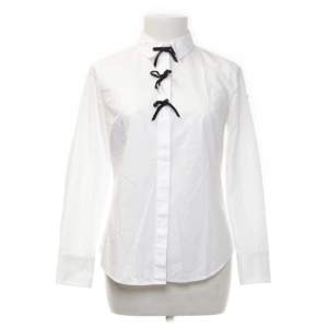 Jättefin och trendig vit skjorta med svarta rosetter från J.Crew!🖤🤍Så gullig, kan användas till så många olika outfits! Använd ett fåtal gånger, mycket bra skick! 