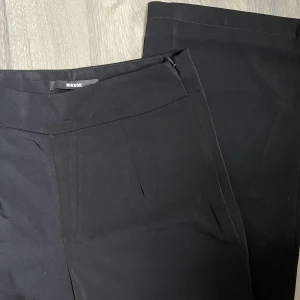 Kostymbyxor Bik Bok - Dessa kostymbyxor är helt nya, aldrig använt de eftersom köpte fel storlek! Sitter så fint och har ett skönt material.