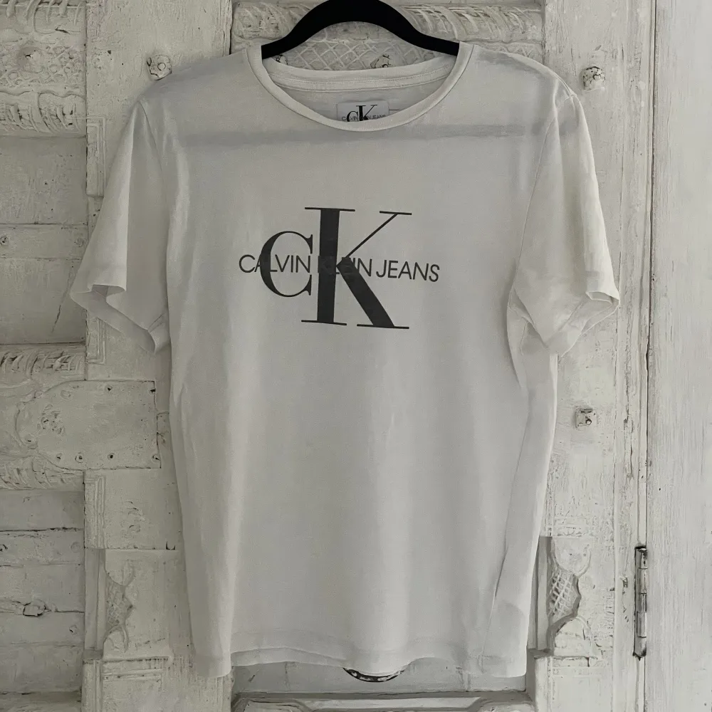 Säljer denna CK tröjan den är ganska urtvättat och därav säljer jag den ganska billigt. Skriv privat för fler bilder mm ❤️. T-shirts.
