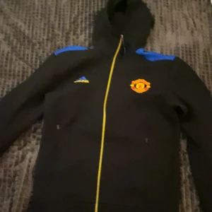 Manchester United fleece tröja - Kofta Manchester United  Använda 2 gånger Nypris 1400kr Storlek S