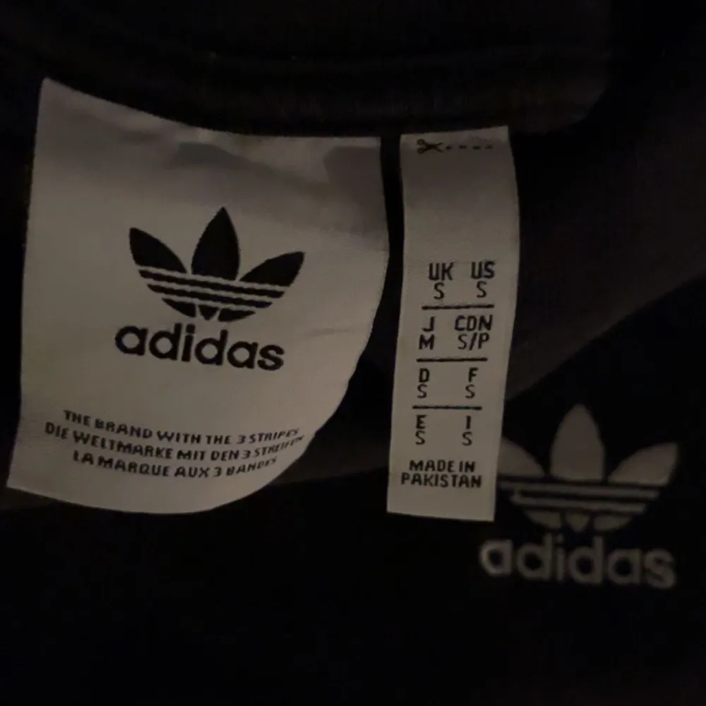 Adidas tröja i färgen svart. Tröjor & Koftor.