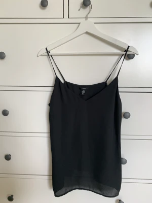 Linne/blus Lindex stl S - Linne i polyester/blusmaterial från Lindex. Storlek S, normal i storleken. Använd några få gånger så fint skick!  Hämtas i Uppsala eller skickas mot fraktkostnad.