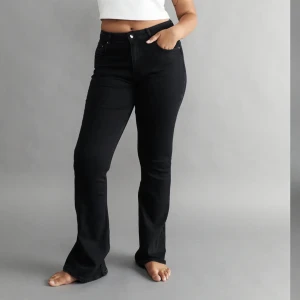 Svarta bootcut jeans - Svarta as snygga bootcut jeans från Gina, midwaist 