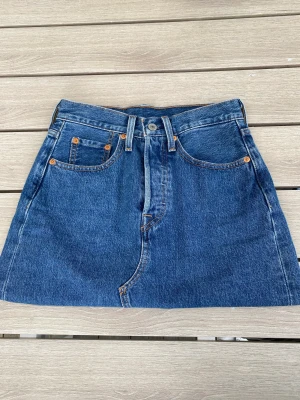 Jeans kjol - As snygg jeans kjol från Levis, går absolut att klippa till önskad längd som jag visat på bilden!🤩