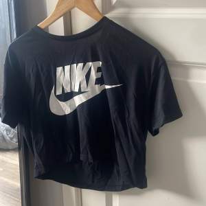 Fin Nike t shirt i storlek M men den är lite kort💕