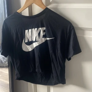 Nike t shirt - Fin Nike t shirt i storlek M men den är lite kort💕
