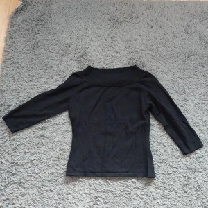 Enkel svart topp - Enkel svart topp i storlek M från Oxmo. Aldrig använd