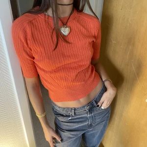 Orange stickad tröja - Orange stickad tröja, jättefin och höstig. Köpt vintage. Passar XS-S