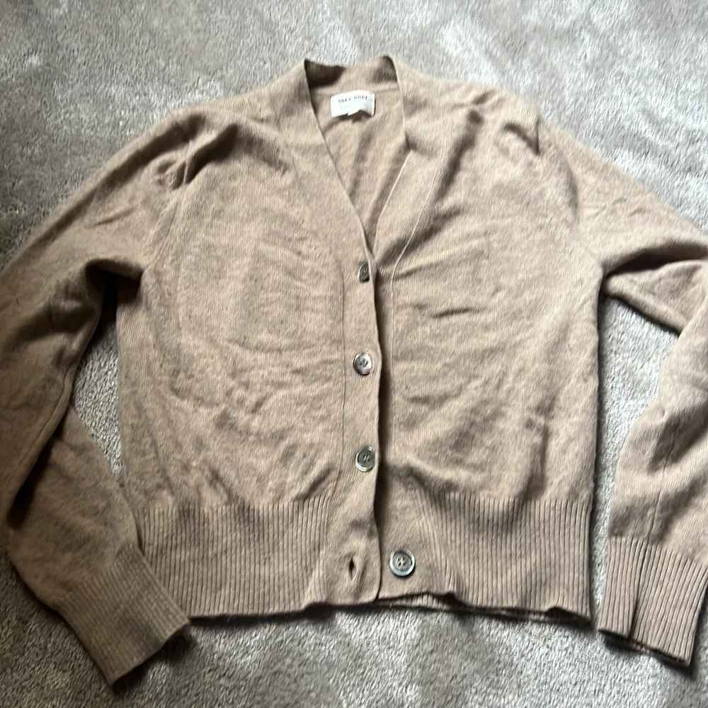 En softgoat tröja i storlek xs, ganska ny och bra skick. Tröjor & Koftor.