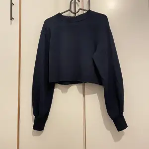 Mörkblå croppad sweatshirt från H&M i storlek XS, fint skick. 30kr