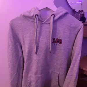 Jättesnygg ljusgrå hoodie från Lee!! Mysig o är lite oversized. Nypris är runt 500 kr. Hör av er vid intresse och om ni vill se mer bilder!😊