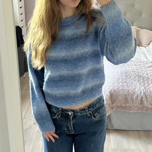 Stickad tröja  - Blå stickad tröja från H&M, har blivit lite nopprig, men inget man tänker på. Skriv om ni har några frågor 🩷